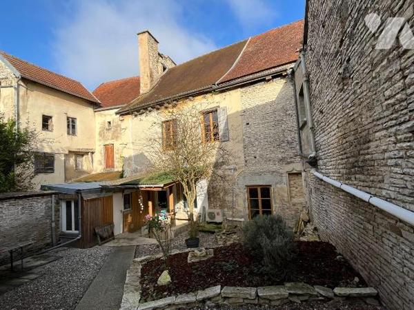 Immeuble à vendre à MUSSY SUR SEINE (10250), AUBE. Immeuble mixte à usage commercial et/ou habi...