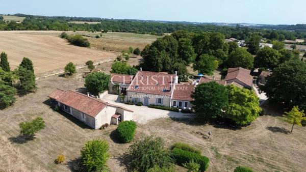 PROPRIÉTÉ D’EXCEPTION AVEC VUE IMPRENABLE SUR LE CHÂTEAU DE VILLEBOIS-LAVALETTE