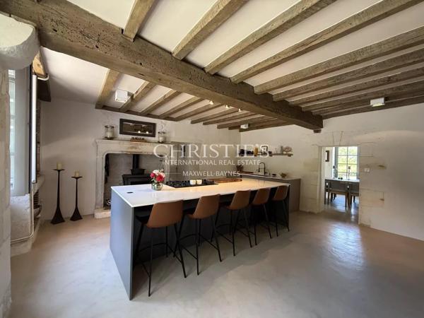 PROPRIÉTÉ D’EXCEPTION AVEC VUE IMPRENABLE SUR LE CHÂTEAU DE VILLEBOIS-LAVALETTE