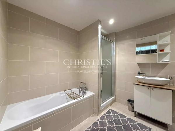 PROPRIÉTÉ D’EXCEPTION AVEC VUE IMPRENABLE SUR LE CHÂTEAU DE VILLEBOIS-LAVALETTE