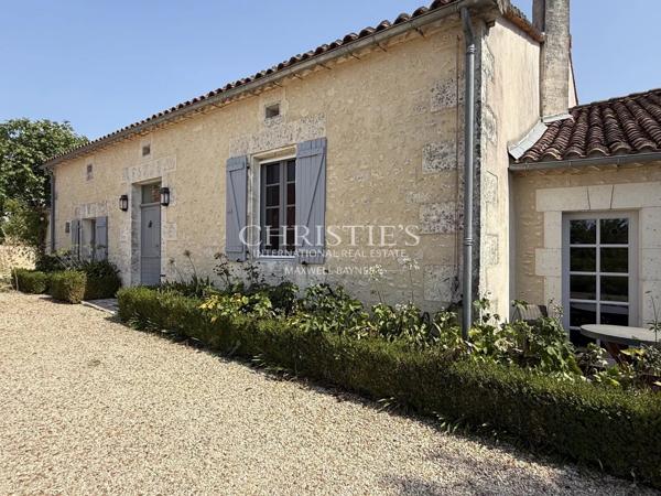 PROPRIÉTÉ D’EXCEPTION AVEC VUE IMPRENABLE SUR LE CHÂTEAU DE VILLEBOIS-LAVALETTE