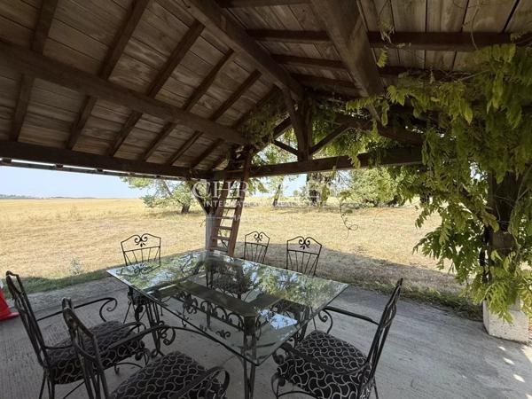 PROPRIÉTÉ D’EXCEPTION AVEC VUE IMPRENABLE SUR LE CHÂTEAU DE VILLEBOIS-LAVALETTE