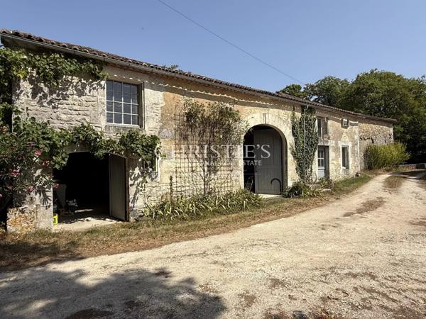 PROPRIÉTÉ D’EXCEPTION AVEC VUE IMPRENABLE SUR LE CHÂTEAU DE VILLEBOIS-LAVALETTE