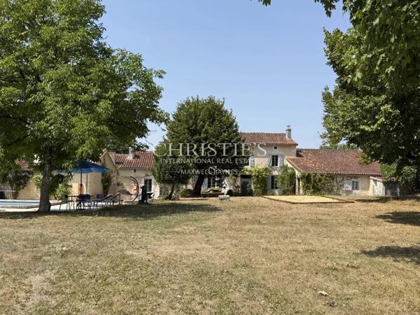 PROPRIÉTÉ D’EXCEPTION AVEC VUE IMPRENABLE SUR LE CHÂTEAU DE VILLEBOIS-LAVALETTE