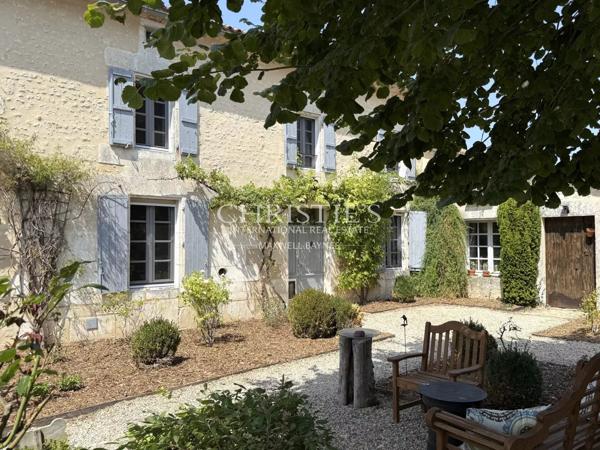 PROPRIÉTÉ D’EXCEPTION AVEC VUE IMPRENABLE SUR LE CHÂTEAU DE VILLEBOIS-LAVALETTE