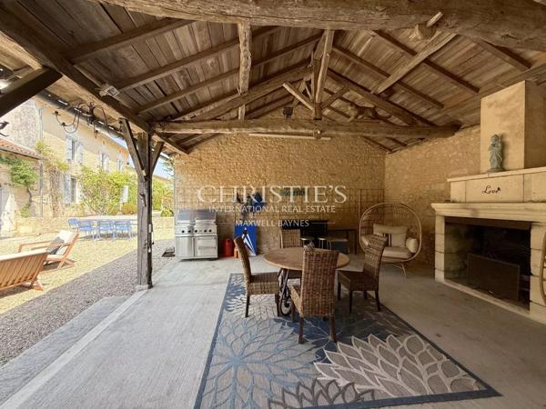 PROPRIÉTÉ D’EXCEPTION AVEC VUE IMPRENABLE SUR LE CHÂTEAU DE VILLEBOIS-LAVALETTE