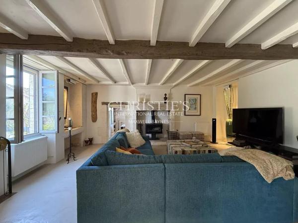 PROPRIÉTÉ D’EXCEPTION AVEC VUE IMPRENABLE SUR LE CHÂTEAU DE VILLEBOIS-LAVALETTE