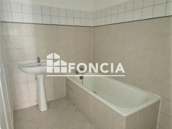 Location Appartement 2 pièces 50.17 m² - 4 PLACE JACQUES AMYOT Melun 77000