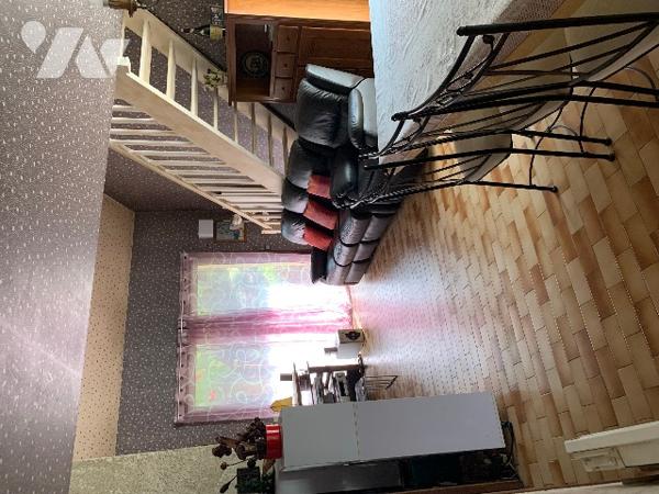 Maison à rafraichir 3 chambres, bureau, séjour lumineux. garage. Jardin clos. Proche commerces.