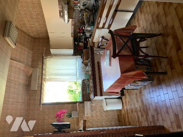 Maison à rafraichir 3 chambres, bureau, séjour lumineux. garage. Jardin clos. Proche commerces.