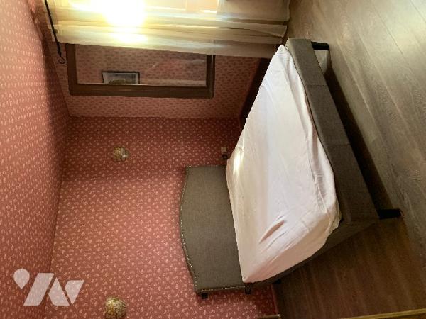 Maison à rafraichir 3 chambres, bureau, séjour lumineux. garage. Jardin clos. Proche commerces.