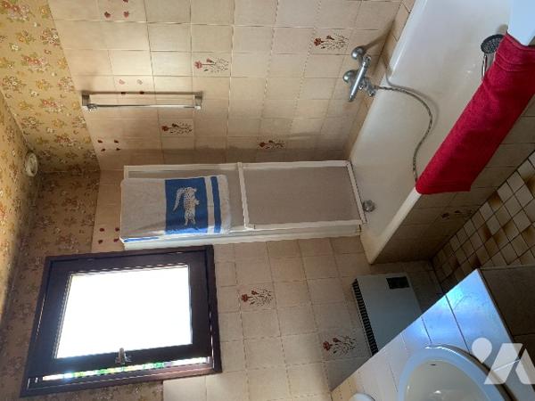 Maison à rafraichir 3 chambres, bureau, séjour lumineux. garage. Jardin clos. Proche commerces.