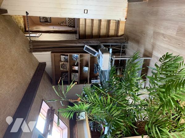 Maison à rafraichir 3 chambres, bureau, séjour lumineux. garage. Jardin clos. Proche commerces.