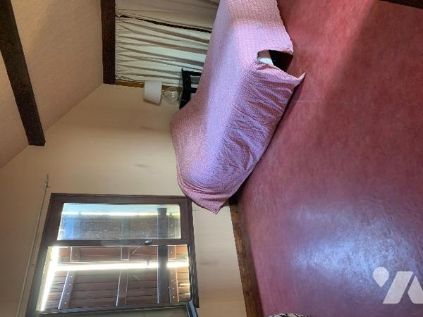 Maison à rafraichir 3 chambres, bureau, séjour lumineux. garage. Jardin clos. Proche commerces.