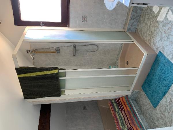 Maison à rafraichir 3 chambres, bureau, séjour lumineux. garage. Jardin clos. Proche commerces.