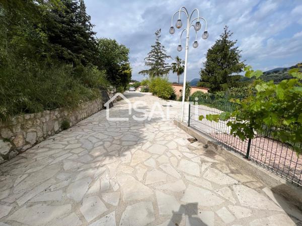 Magnifique propriété sur la commune de LA TRINITE : terrain arboré de 7.000m2 deux maisons surface habitable 186 m2 avec piscine