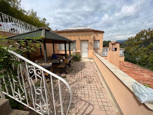 Magnifique propriété sur la commune de LA TRINITE : terrain arboré de 7.000m2 deux maisons surface habitable 186 m2 avec piscine