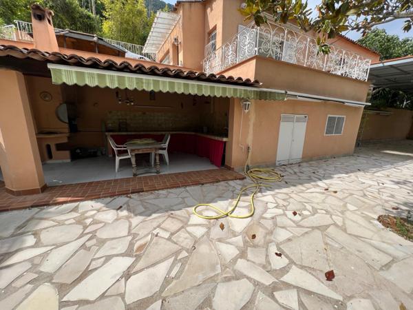 Magnifique propriété sur la commune de LA TRINITE : terrain arboré de 7.000m2 deux maisons surface habitable 186 m2 avec piscine