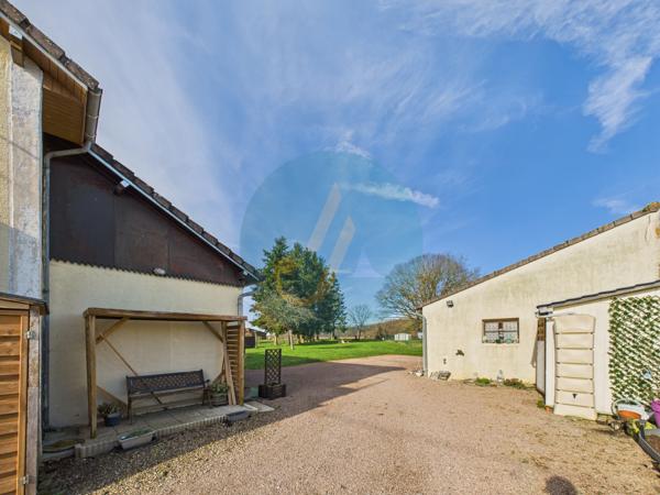 Garchy (58150) Maison sans travaux, 3 chambres, double garage sur jardin clos à Garchy