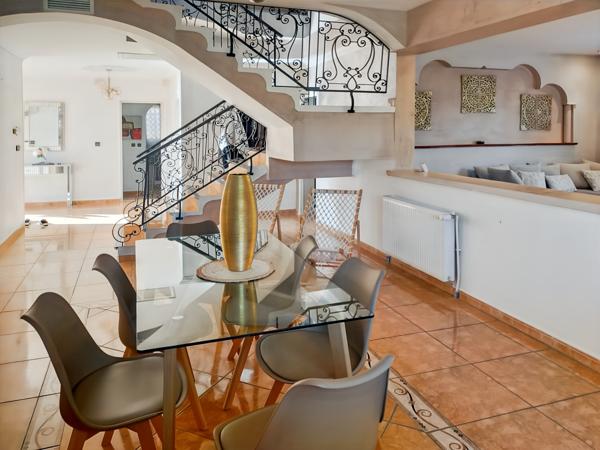 Sorgues (84700) Maison Sorgues 5 pièce(s) 267 m2