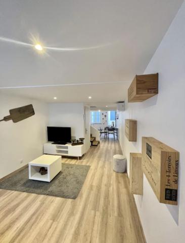 Au pied de la Cité maison avec patio, dépendance et jardin