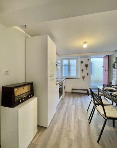 Au pied de la Cité maison avec patio, dépendance et jardin