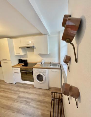 Au pied de la Cité maison avec patio, dépendance et jardin