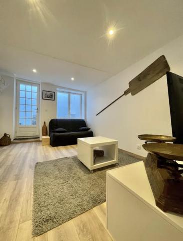 Au pied de la Cité maison avec patio, dépendance et jardin