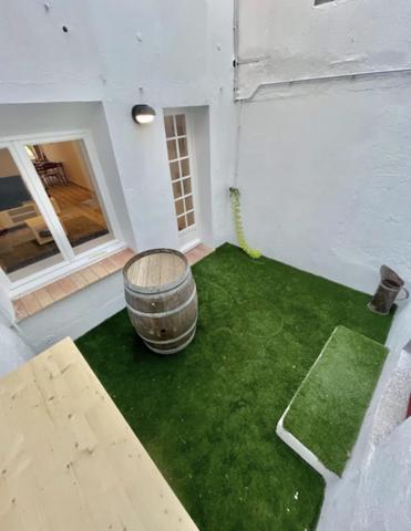 Au pied de la Cité maison avec patio, dépendance et jardin