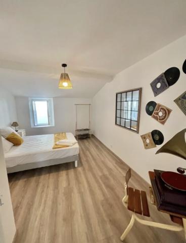 Au pied de la Cité maison avec patio, dépendance et jardin