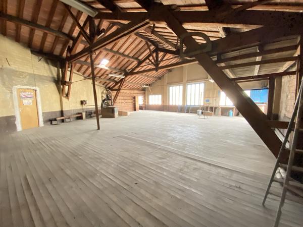 Appartement 150 m² env, sur 400m² de garage, emplacement commercial Ideal