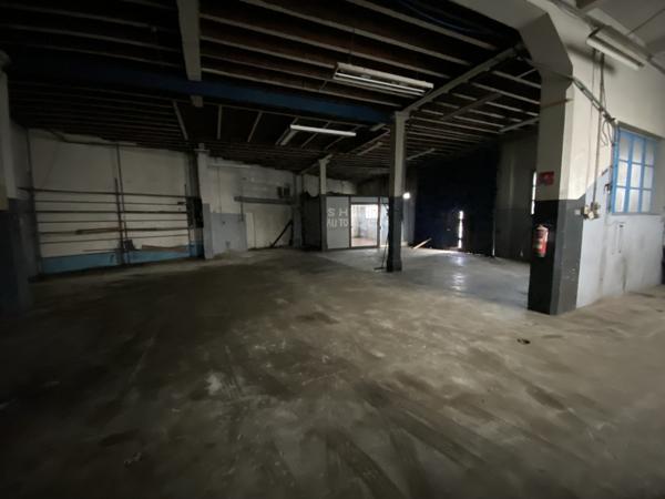 Appartement 150 m² env, sur 400m² de garage, emplacement commercial Ideal