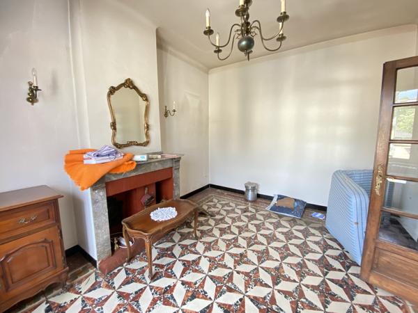 Appartement 150 m² env, sur 400m² de garage, emplacement commercial Ideal