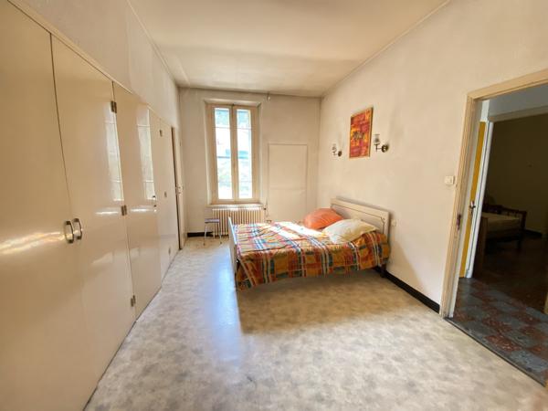 Appartement 150 m² env, sur 400m² de garage, emplacement commercial Ideal