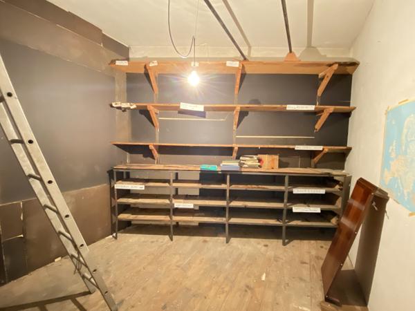 Appartement 150 m² env, sur 400m² de garage, emplacement commercial Ideal
