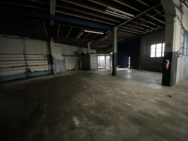 Appartement 150 m² env, sur 400m² de garage, emplacement commercial Ideal