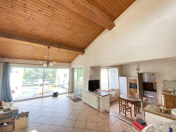 Appartement 150 m² env, sur 400m² de garage, emplacement commercial Ideal