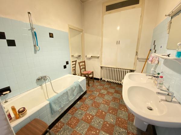 Appartement 150 m² env, sur 400m² de garage, emplacement commercial Ideal