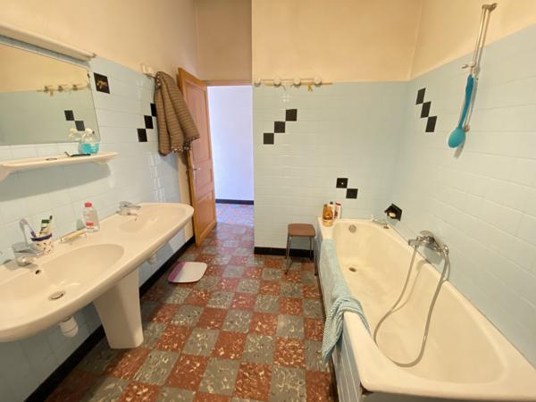 Appartement 150 m² env, sur 400m² de garage, emplacement commercial Ideal