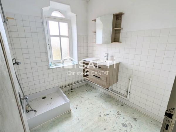 Maison de village, 4 chambres, terrain, garage.