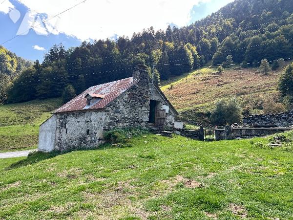 Sur les hauteurs de CAMPAN, une grange et hangar de 100 m² sur terrain de 553 m² avec vues montagnes