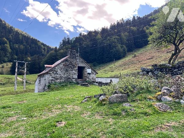 Sur les hauteurs de CAMPAN, une grange et hangar de 100 m² sur terrain de 553 m² avec vues montagnes
