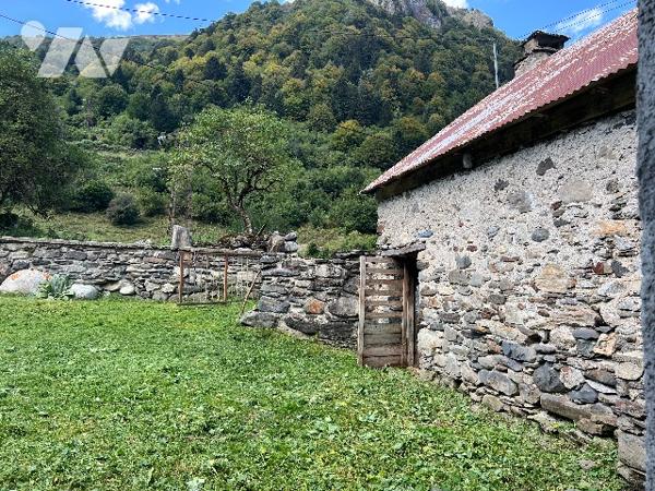 Sur les hauteurs de CAMPAN, une grange et hangar de 100 m² sur terrain de 553 m² avec vues montagnes