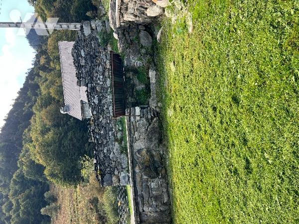 Sur les hauteurs de CAMPAN, une grange et hangar de 100 m² sur terrain de 553 m² avec vues montagnes