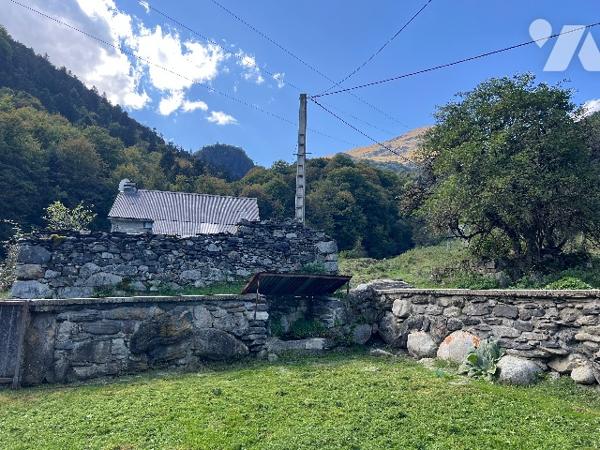 Sur les hauteurs de CAMPAN, une grange et hangar de 100 m² sur terrain de 553 m² avec vues montagnes