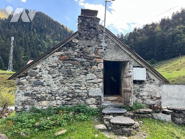 Sur les hauteurs de CAMPAN, une grange et hangar de 100 m² sur terrain de 553 m² avec vues montagnes
