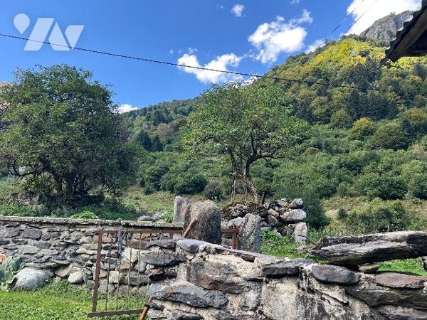 Sur les hauteurs de CAMPAN, une grange et hangar de 100 m² sur terrain de 553 m² avec vues montagnes