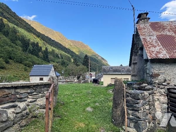 Sur les hauteurs de CAMPAN, une grange et hangar de 100 m² sur terrain de 553 m² avec vues montagnes