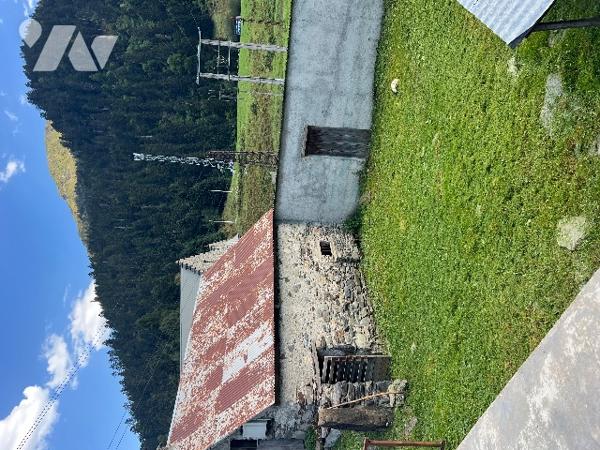 Sur les hauteurs de CAMPAN, une grange et hangar de 100 m² sur terrain de 553 m² avec vues montagnes