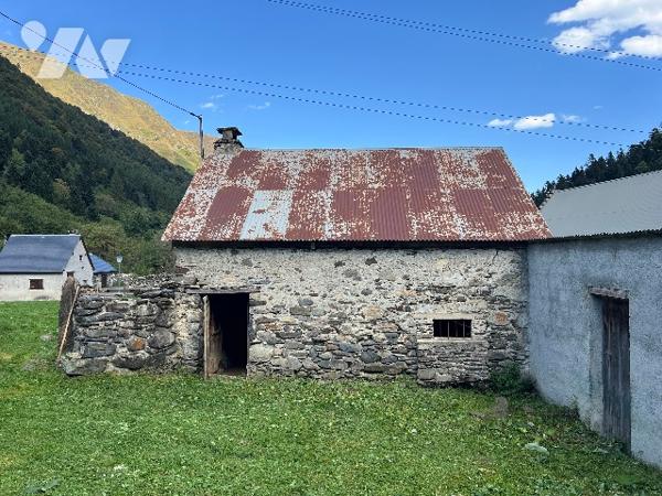 Sur les hauteurs de CAMPAN, une grange et hangar de 100 m² sur terrain de 553 m² avec vues montagnes
